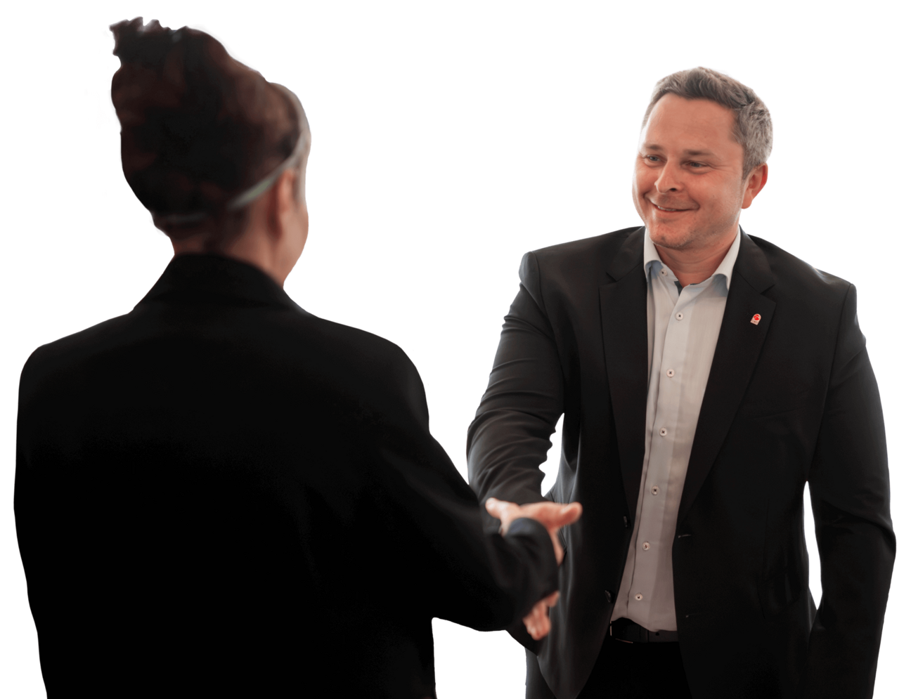 Personen, die sich die Hände schütteln, wobei eine Person im Vordergrund von hinten zu sehen ist.