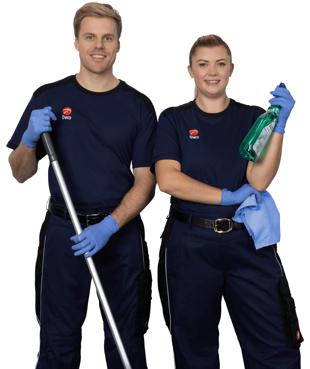 Zwei Personen in blauer ÖWD Security & Services Arbeitskleidung mit Reinigungsutensilien.