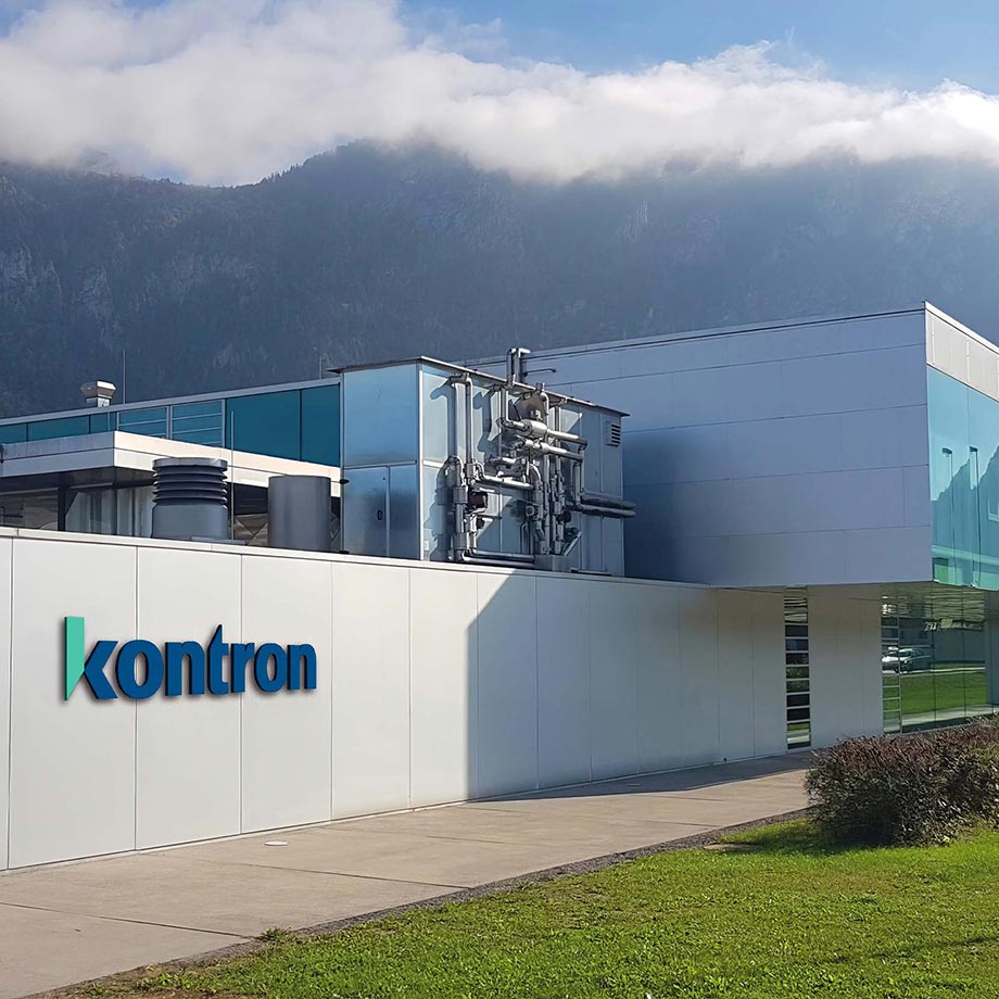 Firmengebäude von Kontron Austria, vor einer malerischen Bergkulisse.